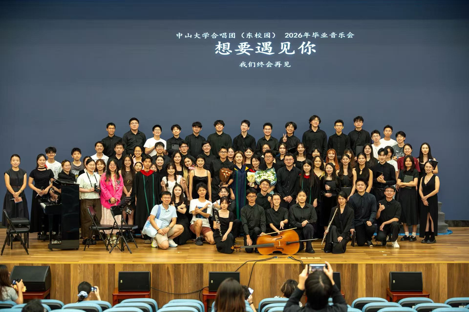 东团成员在音乐会舞台上的合影